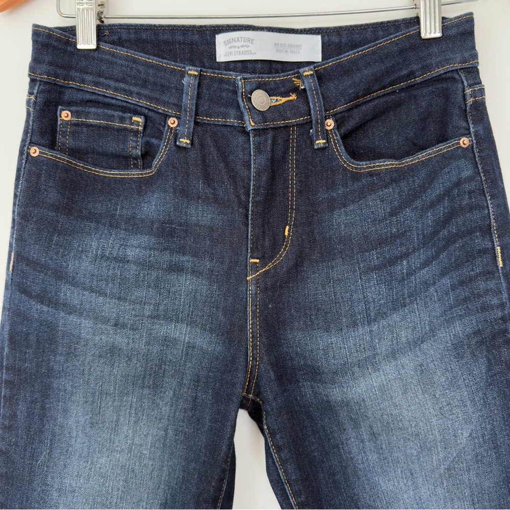Levi's mid rise straight leg, dark blue wash Jeans Signature 27 32 like new